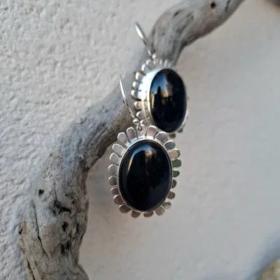 Black flowers- χειροποίητα σκουλαρίκια με πέτρα Όνυχα, σχέδιο λουλούδι