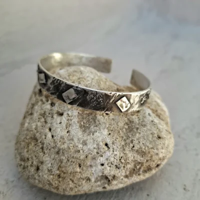 Recta Noir Cuff- χειροποίηητο ασημένιο βραχιόλι με οξείδωση και γεωμετρικά σχεδια
