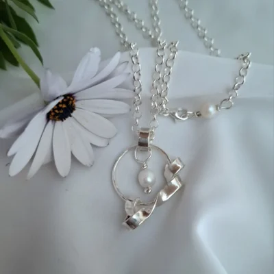 Pearl orbit- χειροποίητο ασημένιο κολιέ με μαργαριτάρι.