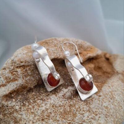 Pearl & Terra Triangle-χειροποίητα ασημένια σκουλαρίκια με μαργαριτάρια και Καρνεόλη