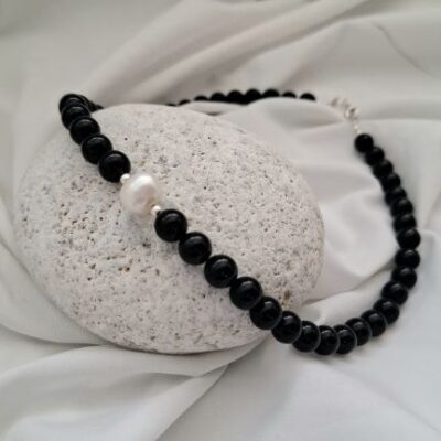 Midnight Pearl-χειροποίητο κοντό κολιέ με μαύρο  όνυχα και μαργαριτάρι