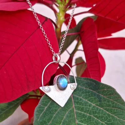 Labradorite triangle glow necklace-χειροποίητο κολιέ με Λαβραδορίτη.