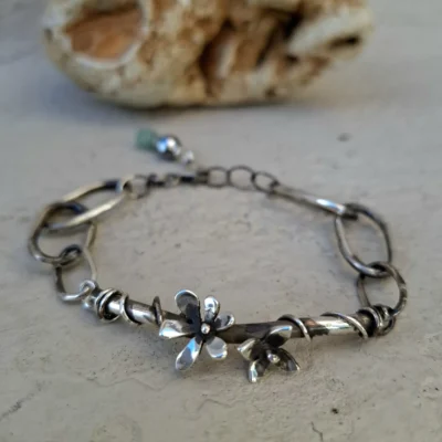 Nature's Pulse bracelet-χειροποίητο ασημένιο βραχιόλι με αλυσίδα και λουλούδια