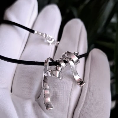 kinesis-χειροποίητο ασημένιο pendant με αφηρημένο σχέδιο.